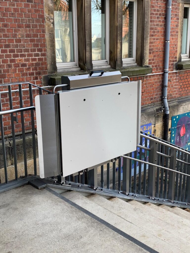 Referenzen - Treppenlift - Lademann Realschule Helmstedt