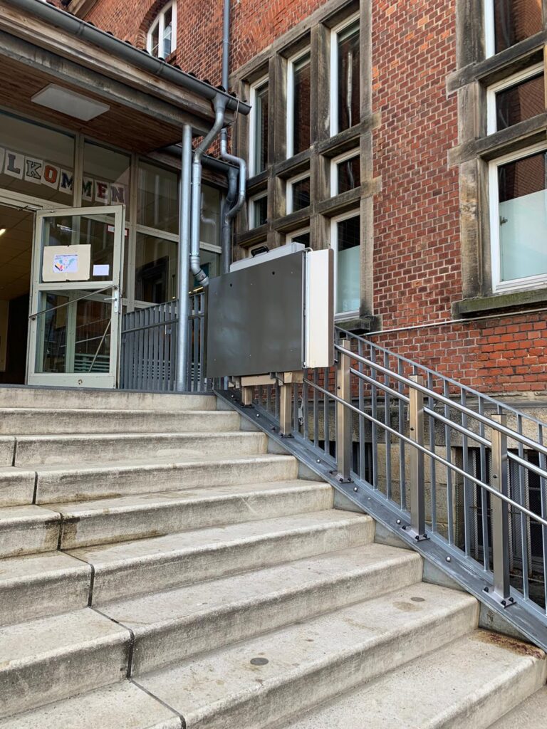 Referenzen - Treppenlift - Lademann Realschule Helmstedt