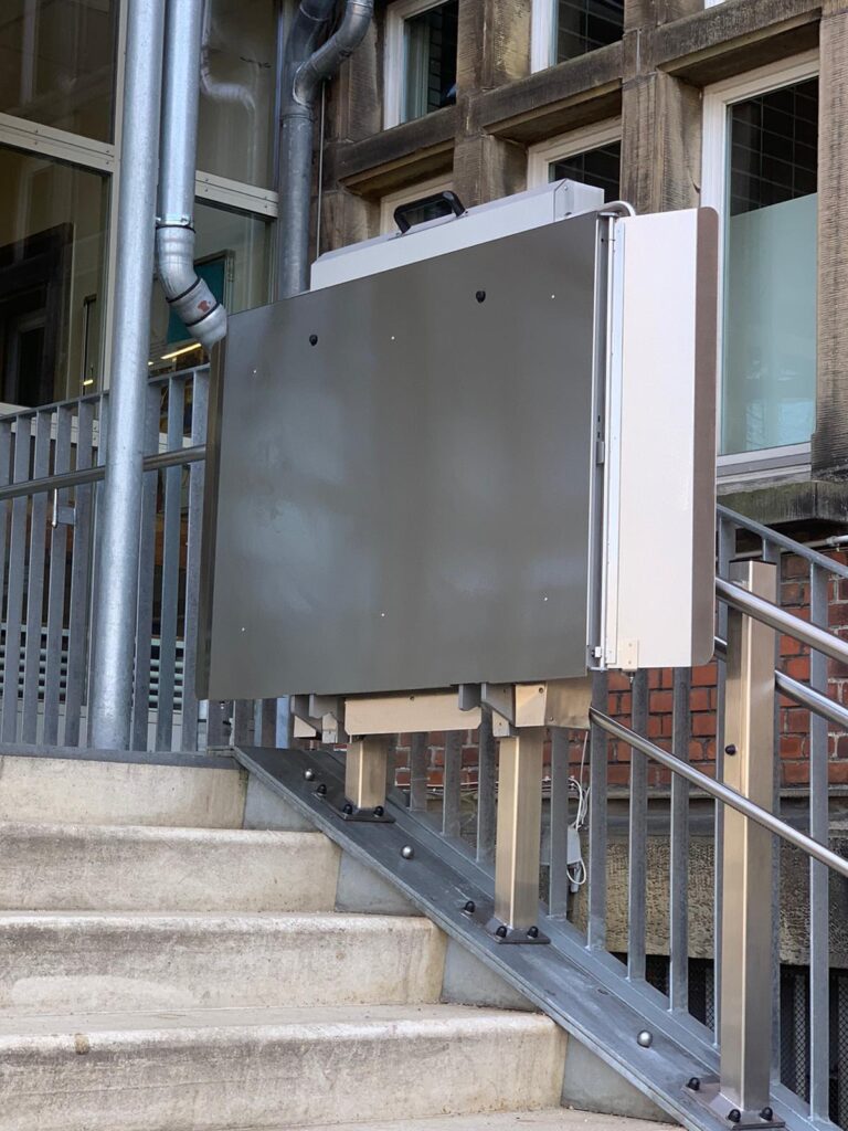 Referenzen - Treppenlift - Lademann Realschule Helmstedt