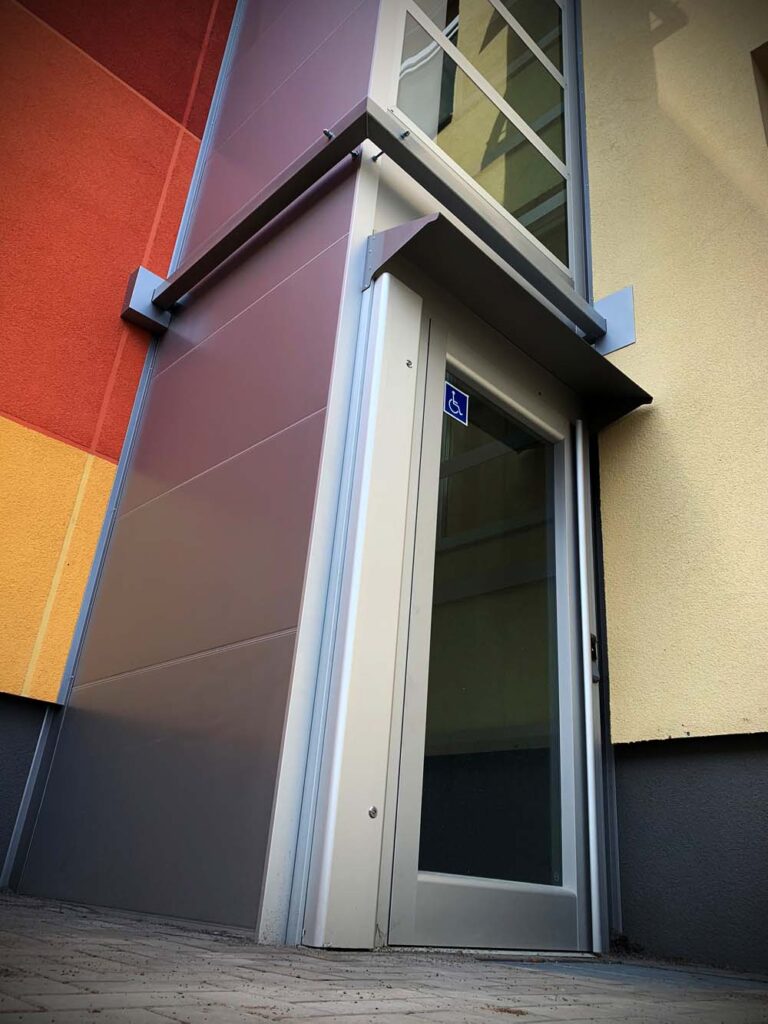 Referenzen - Plattformlift Aussen - Mehrfamilienhaus Hamburg