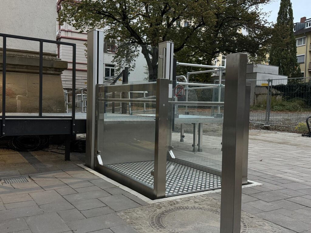 Referenzen - Elektrische Hebebühne - Frankfurt Klinkerschule