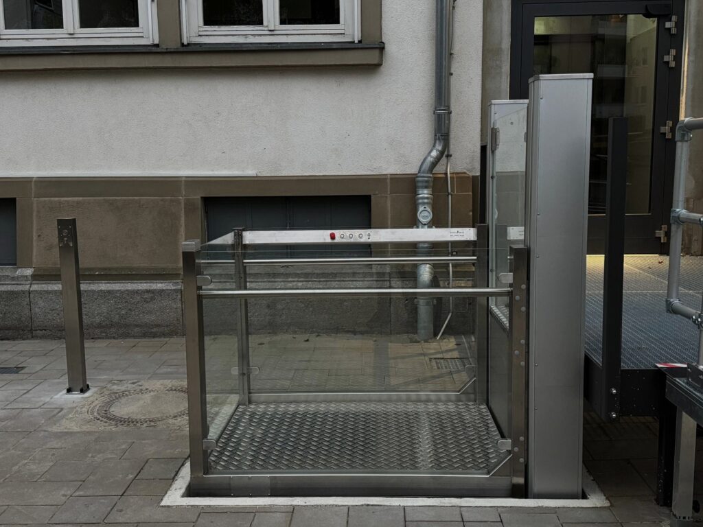 Referenzen - Elektrische Hebebühne - Frankfurt Klinkerschule