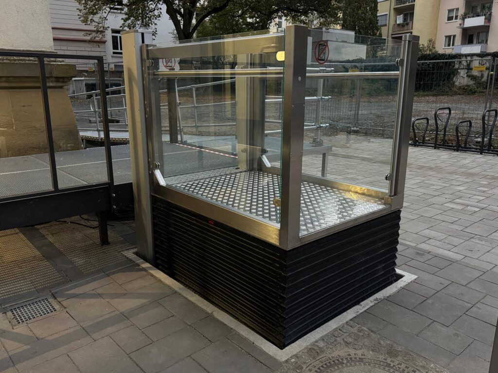 Referenzen - Elektrische Hebebühne - Frankfurt Klinkerschule