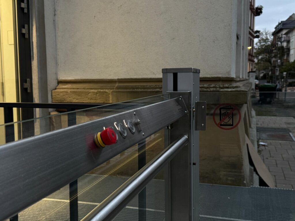 Referenzen - Elektrische Hebebühne - Frankfurt Klinkerschule