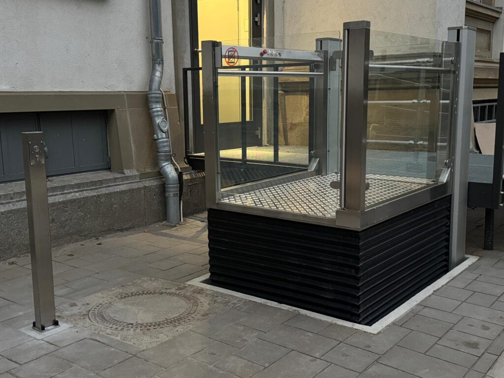 Referenzen - Elektrische Hebebühne - Frankfurt Klinkerschule