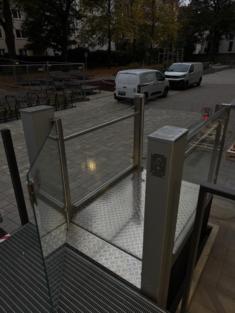 Referenzen - Elektrische Hebebühne - Frankfurt Klinkerschule