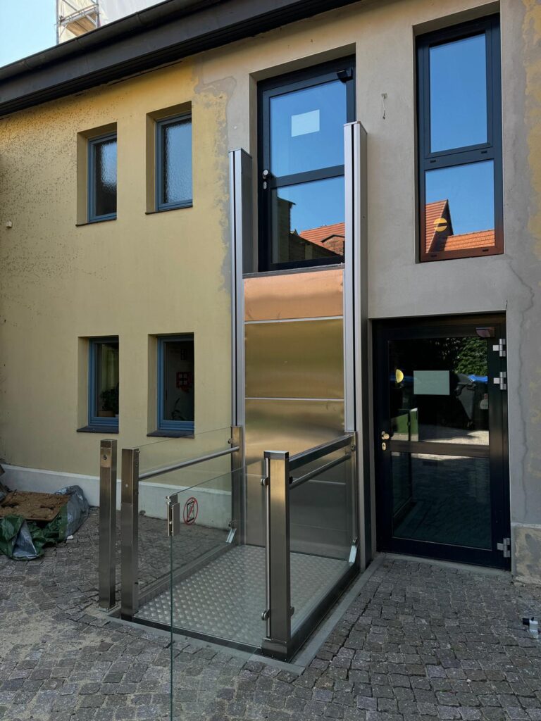 Referenzen - Elektrische Hebebühne - Rathaus Lenzen