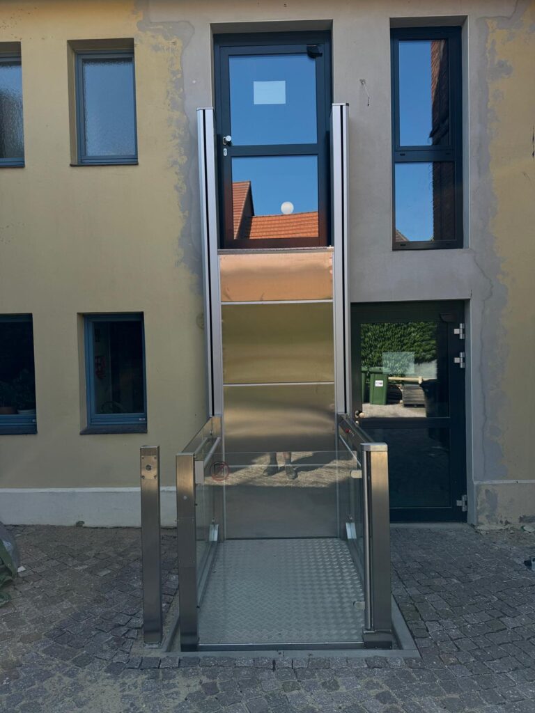 Referenzen - Elektrische Hebebühne - Rathaus Lenzen