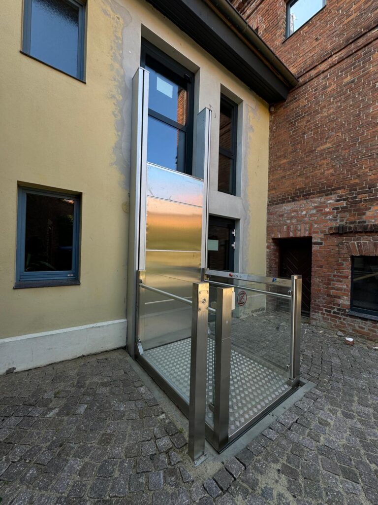 Referenzen - Elektrische Hebebühne - Rathaus Lenzen