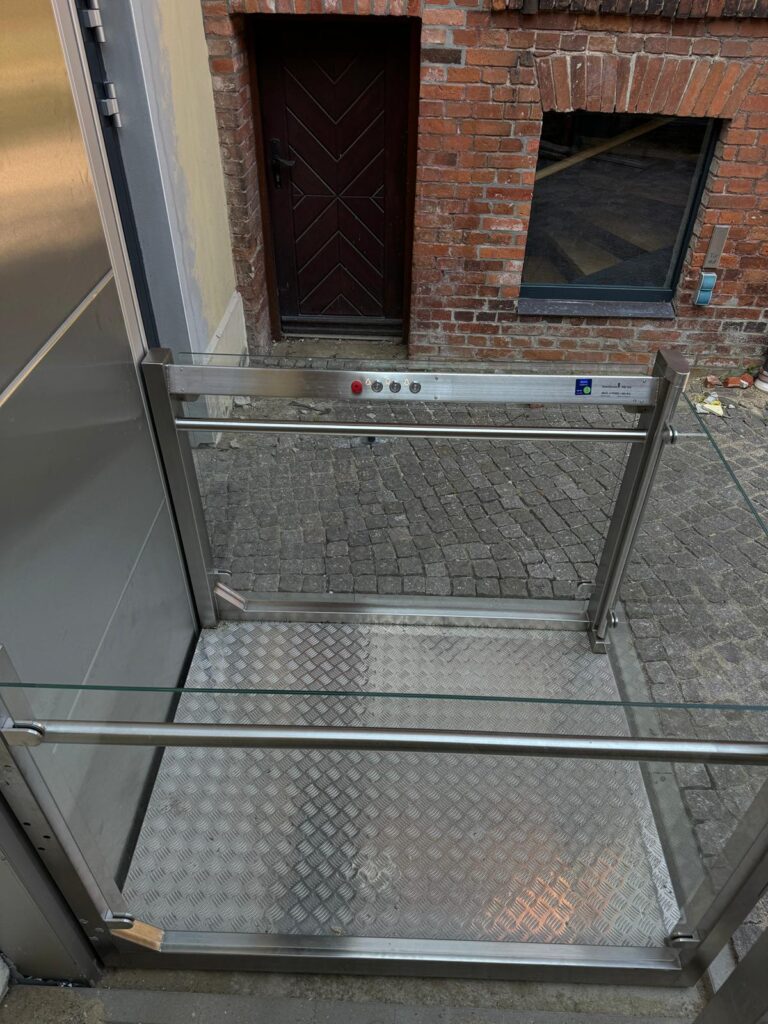 Referenzen - Elektrische Hebebühne - Rathaus Lenzen