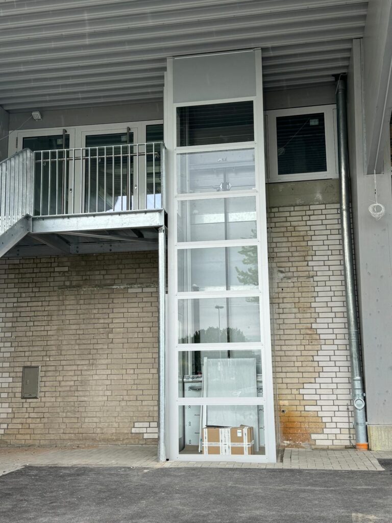 Referenzen - Plattformlift Aussen - Ostwestfalenhalle Verl