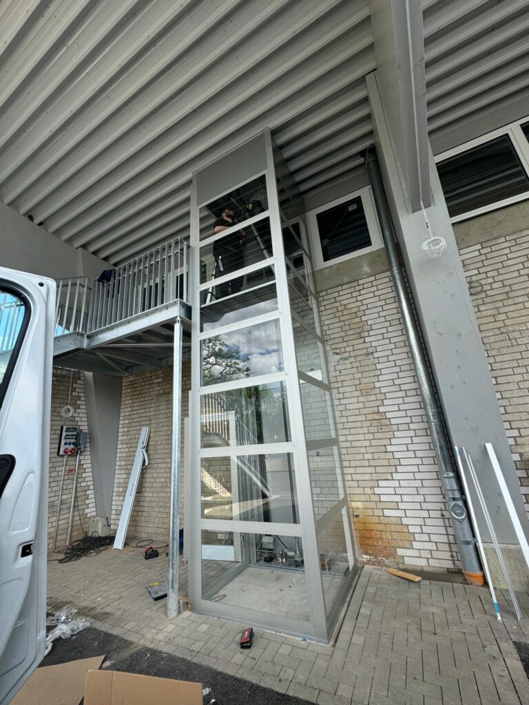Referenzen - Plattformlift Aussen - Ostwestfalenhalle Verl