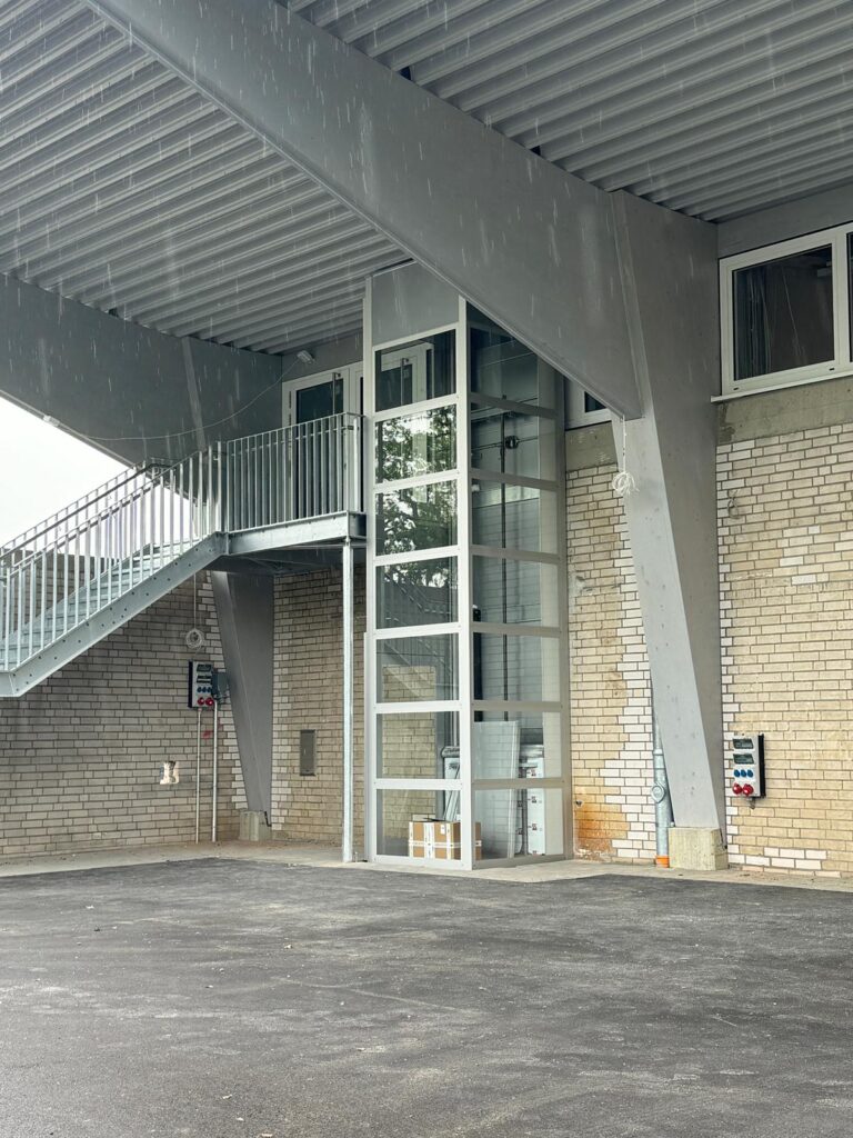 Referenzen - Plattformlift Aussen - Ostwestfalenhalle Verl