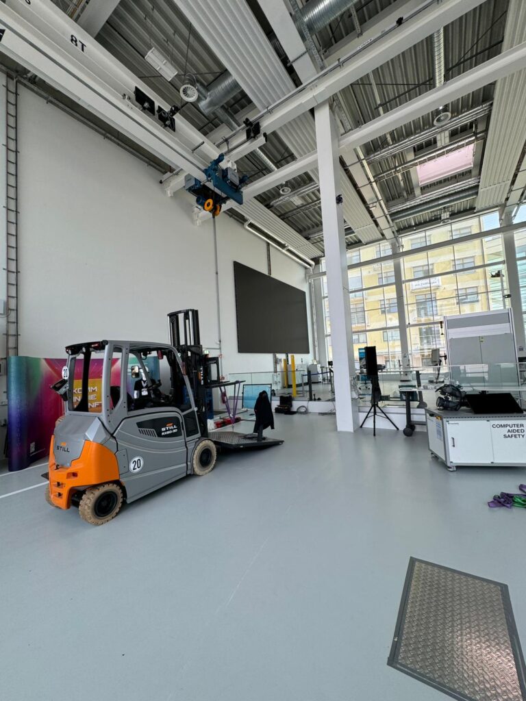 Referenzen - Hydraulische Hebebühne - Magdeburger Fraunhoferinstitut