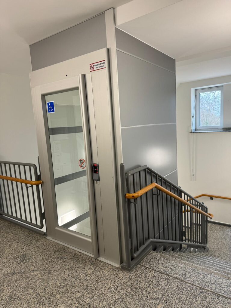 Referenzen - Plattformlift Innen - Grundschule Paderborn