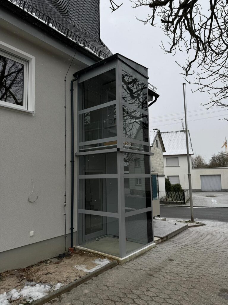 Referenzen - Plattformlift Aussen - Rathaus Steinsberg