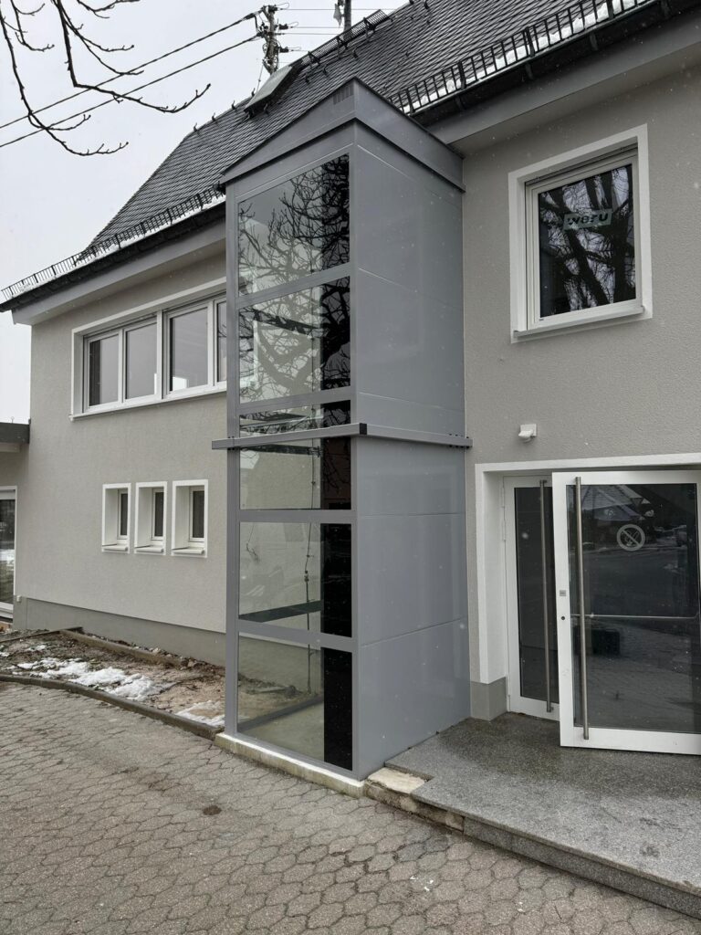 Referenzen - Plattformlift Aussen - Rathaus Steinsberg