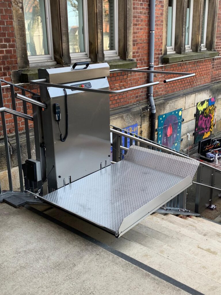 Referenzen - Treppenlift - Lademann Realschule Helmstedt